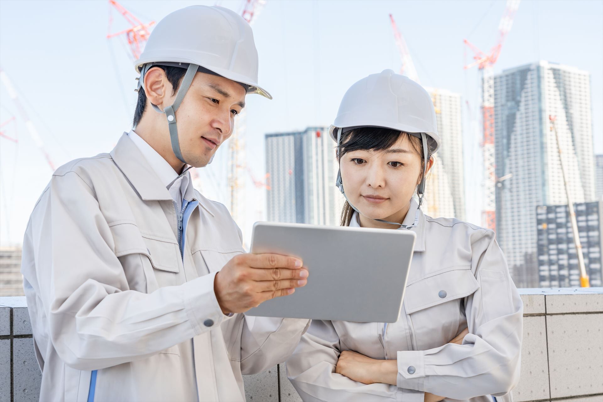 建設作業の進捗確認をするスタッフたち