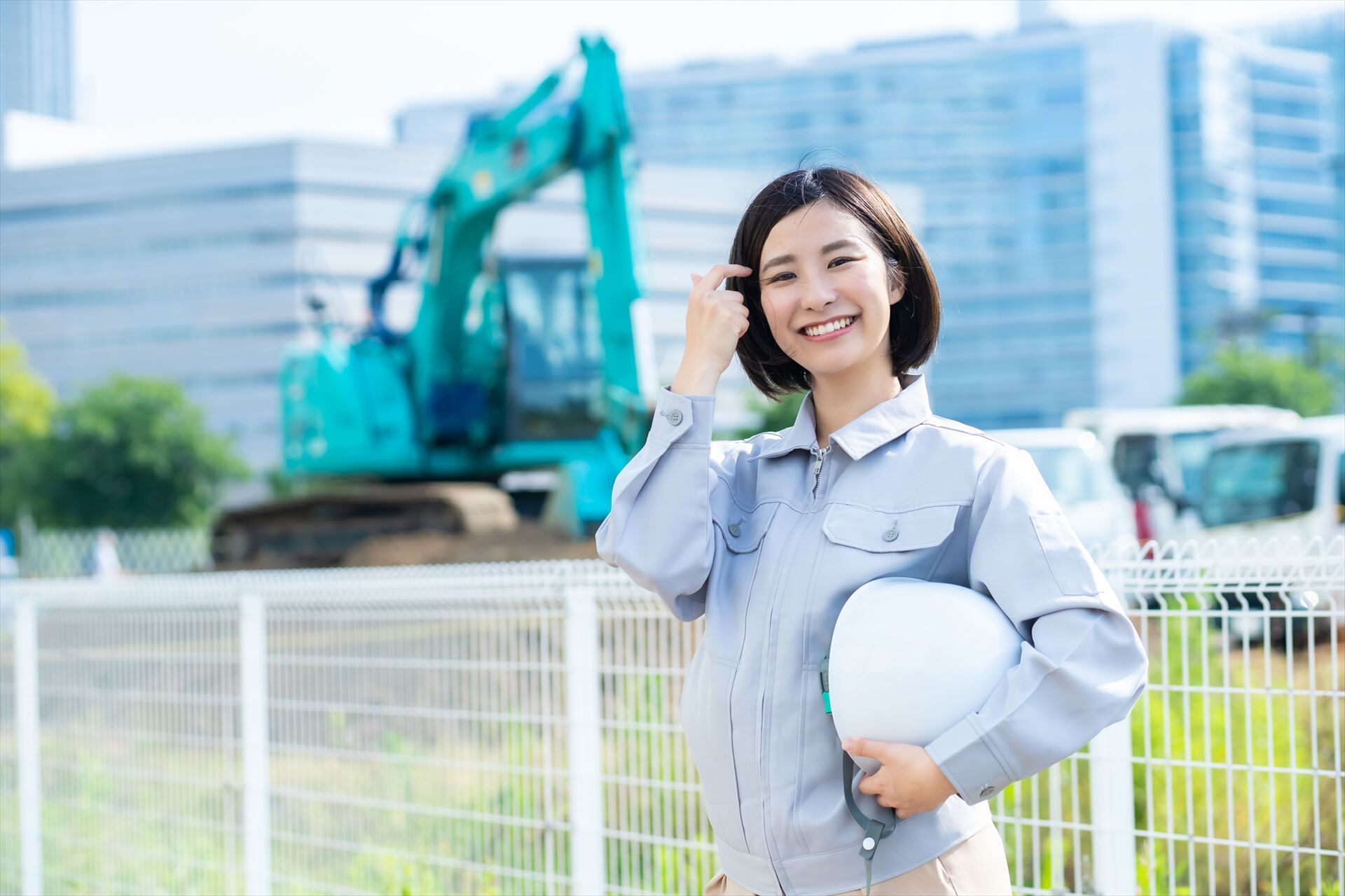 建設現場で働く女性スタッフ