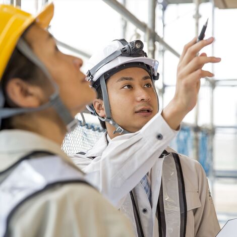 外壁をチェックするスタッフ